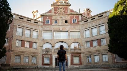 Ángel Campos, frente a la entrada del antiguo Colegio Residencia Provincial Juan de Austria de Valladolid, el 29 de septiembre.