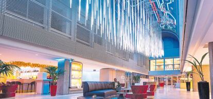 Vista de la cúpula led curva, instalada en el Hotel NH Eurobuilding de Madrid, con con impresión de luz 3D y sonido espacial uniforme en toda la superficie bajo la bóveda.
