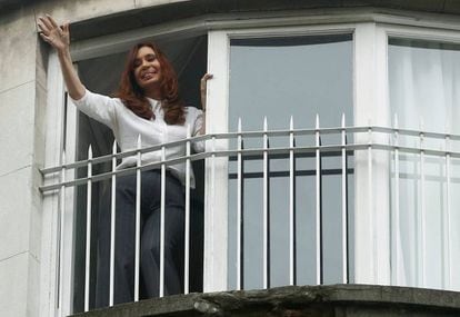 Cristina Fernández de Kirchner saluda desde el balcón de su casa en Buenos Aires tras declarar en abril de 2016 en una causa por presunto fraude al Estado.