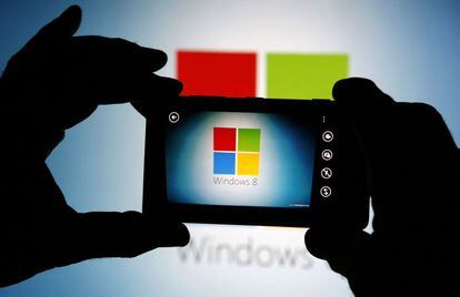Un usuario hace una foto del logo de Windows 8 con un Nokia Lumia 820