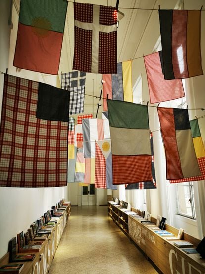 La exposición incluye una nueva versión de 'Campos de batalla', una instalación de obras textiles que evocan el aspecto de distintas banderas.