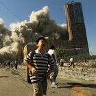 La gente huyó cuando la Torre Norte del World Trade Center se derrumbó después de que el avión secuestrado golpeara el edificio.