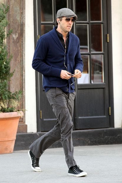 Ryan Reynolds, que ha sido nombrado hombre más sexy del mundo, se las pone con vaqueros, chaqueta de lana y boina.