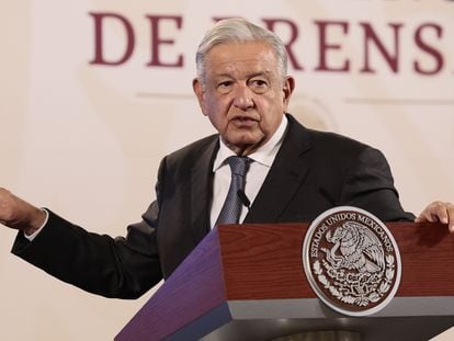 Andrés Manuel López Obrador, habla en su conferencia de prensa matutina en Palacio Nacional, este miércoles.
