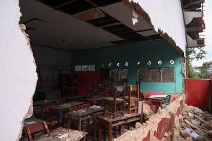 Daños causados en un colegio en la localidad indonesia de Cianjur. El epicentro del terremoto se ha registrado en Cianjur, situada a unos 75 km al sureste de Yakarta, la capital. La agencia meteorológica y geofísica de Indonesia (BMKG) ha añadido que no existe posibilidad de un tsunami. 