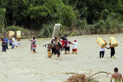 Fotografía de archivo fechada el 19 de noviembre de 2020 que muestra a un grupo de ciudadanos venezolanos que cruzan el caudal del río Táchira, en un intento por llegar a Cúcuta (Colombia).
