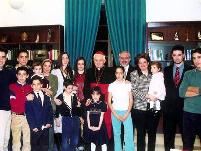 Ratzinger posa durante su visita a España en 2003 junto al director de la Universidad Católica de Murcia, José Luis Mendoza, su esposa y sus 14 hijos.