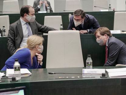 Almeida (derecha) junto a parte de su equipo durante el pleno de este martes