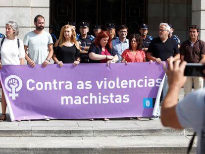 Representantes del Ayuntamiento de A Coruña, durante el minuto de silencio celebrado este lunes en la plaza de María Pita (A Coruña) en repulsa al asesinato machista en Cabana de Bergantiños.