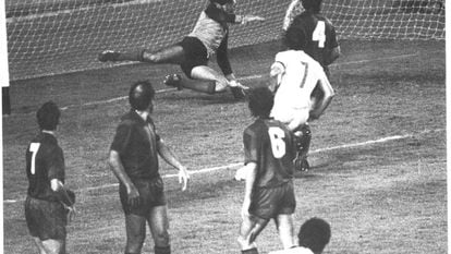 El gol de falta de Solsona en el Barça-Valencia (0-3) de 1980. EL MUNDO DEPORTIVO