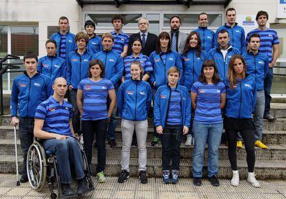 Redondo (cuarto por la derecha en la fila superior), posa junto a deportistas integrantes del Basque Team.