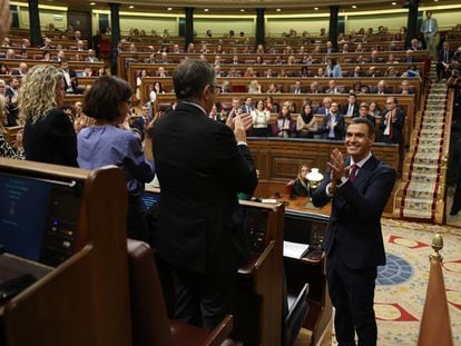 Sánchez recibe el aplauso de la bancada socialista tras su discurso de investidura.