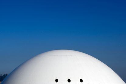 La cúpula de 18 metros de altura se ha convertido ya en un ilusionante icono para Asturias. Estas fotografías pertenecen al reportaje de EL PAÍS SEMANAL <i>Todos las artes Caben en Niemeyer</i>.