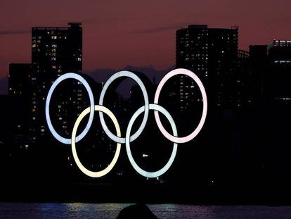 Unos aros olímpicos gigantes iluminados en Tokio.