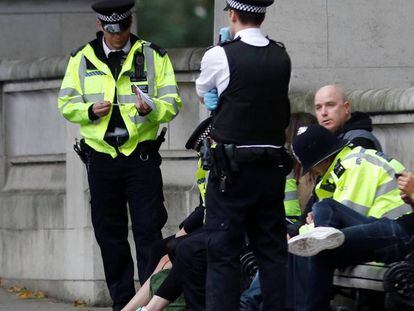 Varios policías junto a uno de los heridos en el Museo de Historia Natural de Londres.