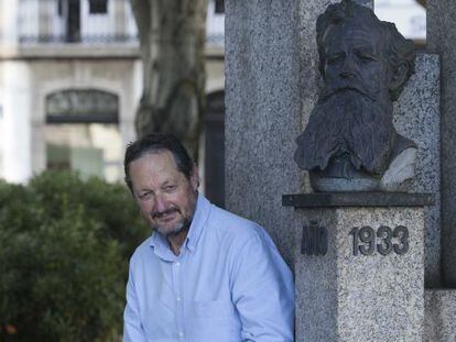 Tino Fraga ante la estatua del M&eacute;dico Rodr&iacute;guez en A Coru&ntilde;a