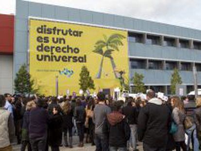 Trabajadores de Orizonia durante una concentraci&oacute;n el pasado a&ntilde;o, frente a las puertas de la sede ubicada en el Parc Bit de Palma. efe