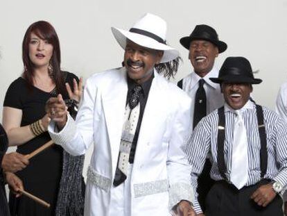 Larry Graham, en el centro, de blanco, con sus Graham Central Station.