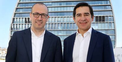 El consejero delegado de BBVA, Onur Genç, y el presidente del banco, Carlos Torres Vila, en Madrid.