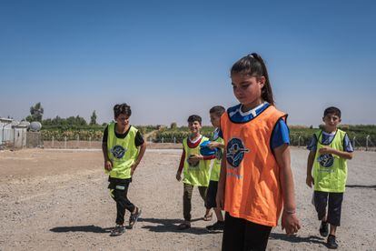 Las sesiones de entrenamiento permiten a los niños ejercitarse mediante un deporte que les gusta mientras toman conciencia de los peligros de las minas terrestres y otros artefactos. En la imagen, varios niños finalizan su sesión.