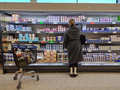 Una clienta en un supermercado de Sevilla, el pasado 30 de enero.