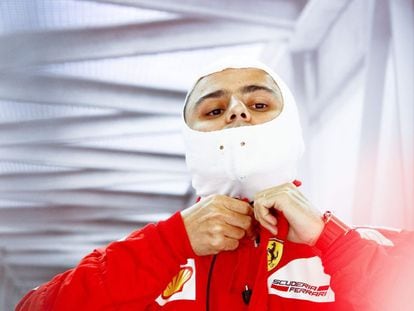 Felipe Massa se prepara para empezar a rodar durante su etapa en el equipo Ferrari.