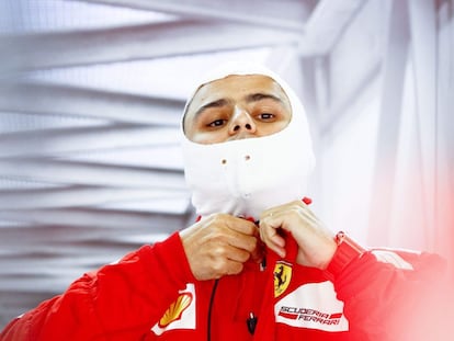 Felipe Massa se prepara para empezar a rodar durante su etapa en el equipo Ferrari.