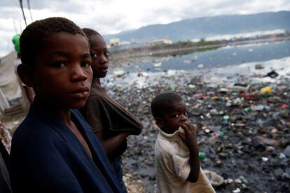 Nens al costat d'un àrea inundada després del pas de l'huracà Matthew, a Cité-Soleil, Port-au-Prince (Haití).