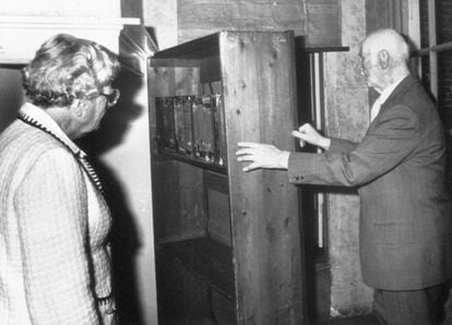 Otto Frank le enseña a la reina Juliana de Holanda el escondite familiar, durante la conmemoración del 50º aniversario del nacimiento de Ana Frank.