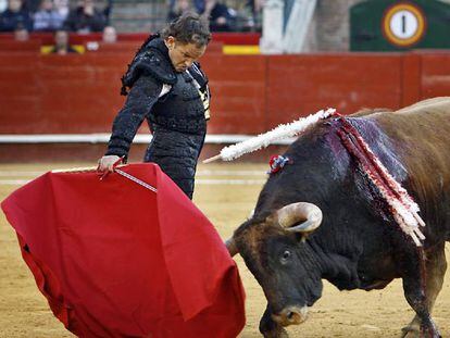 Julio Aparicio en el cuarto toro de la tarde.