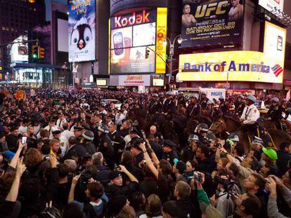 Miles de indigandos neoyorkinos, movilizados por el movimiento Occupy Wall Street se han concentrado esta noche en la c&eacute;ntrica plaza de Times Square.