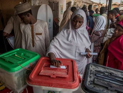 Una mujer vota en la región central de Kaduna este sábado.