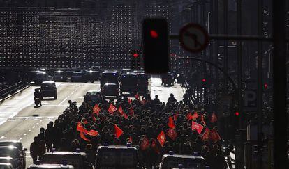 Una columna de manifestantes avanza por Gran V&iacute;a camino de Callao en una de las marchas de ayer por la ma&ntilde;ana