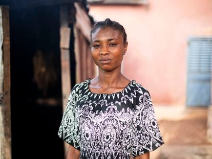 La enfermera guineana Djénabou Bélla Diallo, en el patio trasero de su casa, en Labé, en agosto de 2023.