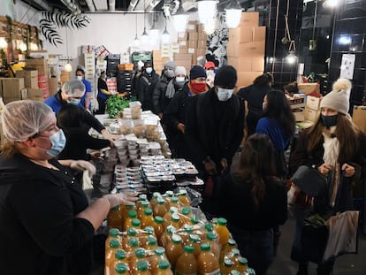 Reparto de comida gratis a estudiantes universitarios en París. 15-02-21. Eric Hadj