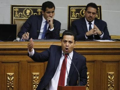 El diputado chavista William Gil habla en la Asamblea Nacional. En segundo término, Juan Guaidó y Stalin González. 