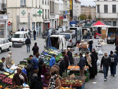 Vecinos del barrio de Moleenbek, en Bruselas, cuna de una buena parte de los yihadistas en la UE, compran  en un mercado.