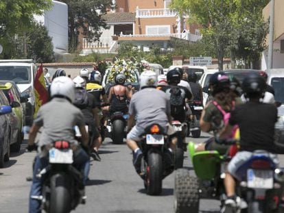 Un grupo de motoristas sigue el coche fúnebre del campeón de motociclismo Ángel Nieto, este sábado en Santa Eulària.