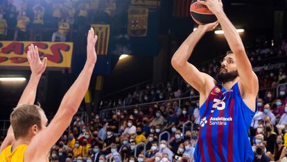 Mirotic lanza en presencia de Sikma.