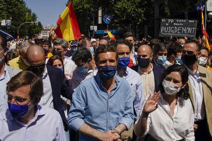 Desde la izquierda, el alcalde de Madrid, José Luis Martínez-Almeida, el presidente del PP Pablo Casado, y la presidenta de la Comunidad de Madrid, Isabel Díaz Ayuso, participan en la concentración contra los indultos del 'procés' en Madrid. 