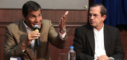El presidente ecuatoriano, Rafael Correa, y el ministro de Exteriores, Ricardo Pati&ntilde;o, durante una rueda de prensa.