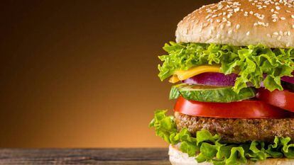 La Audiencia de Barcelona ordena retirar la publicidad que compara una hamburguesa con un coche