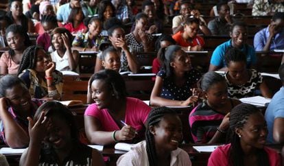 Estudiantes de la Universidad de Ghana, en Accra, atienden en clase.