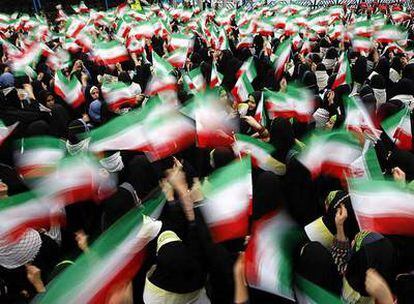 Escolares iraníes agitan banderas de la República Islámica para celebrar el 30º aniversario de la revolución, el pasado 10 de febrero.
