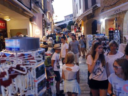 Carrer comercial ple de turistes a Alcudia (Mallorca).