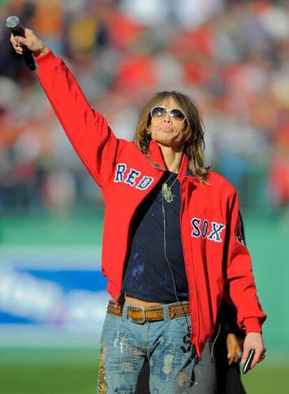 Steven Tyler, miembro de la banda Aerosmith, actúa también en los partidos de béisbol. Lo demostró cantando <i>God Bless America<i> en un partido entre los Tigres de Detroit y los Medias Rojas de Boston.