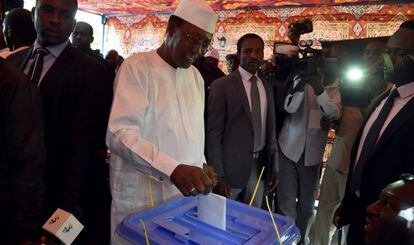 El presidnete Idriss Deby vota en las elecciones presidenciales en N'djamena.