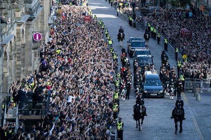 Cientos de personas observan la procesión del féretro de la  Reina Isabel II, desde el Palacio de Holyroodhouse hasta la Catedral de St Giles en Edimburgo.