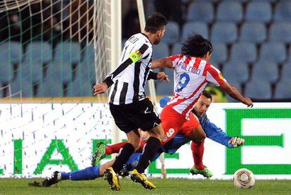 Falcao, ante el guardameta del Udinese, Samir Handanovic.