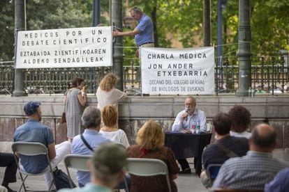 Jon Ander Etxebarria, decano del colegio de Biólogos de Euskadi, da una charla en el Boulevard de San Sebastián (Gipuzkoa) que cuestiona los criterios sanitarios actuales sobre la pandemia.